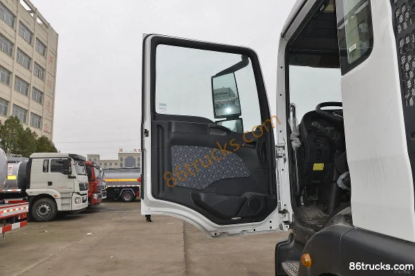 Sinotruk Sitrak C5H 310 hp 6X4(10 wheels) Oil Tanker Truck (Chufei Brand) (China VI) Cab (1) | 86Trucks