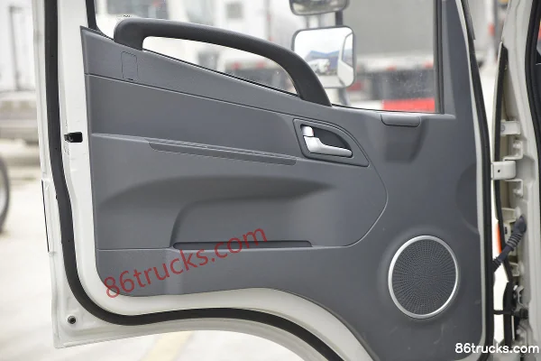 JAC Junling V5 130hp 4X2(6 wheels) 4.015m refrigerated truck (Chengliwei brand) Cab (2) | 86Trucks