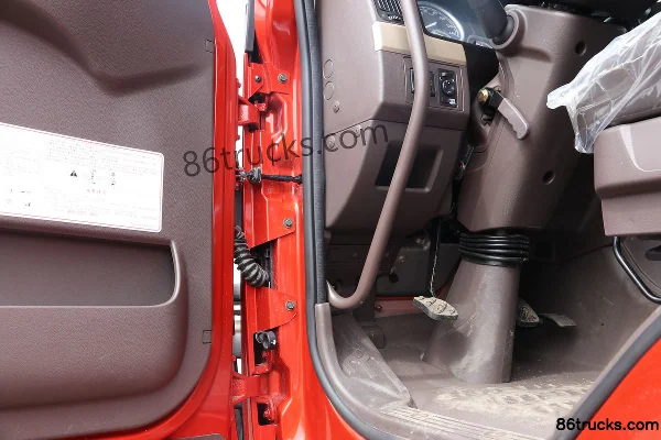 Dongfeng Liuqi Chenglong H5 medium truck 260 hp 4X2(6 wheels) 6.8m cage cargo truck Cab (2) | 86Trucks