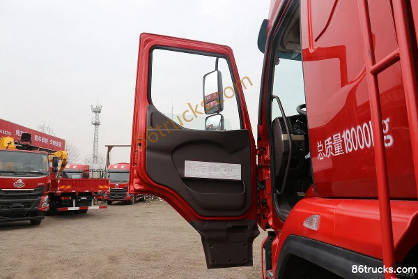 Dongfeng Liuqi Chenglong H5 medium truck 260 hp 4X2(6 wheels) 6.8m cage cargo truck Cab (1) | 86Trucks