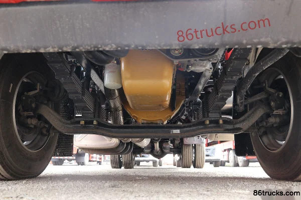 Dongfeng Liuqi Chenglong H5 medium truck 260 hp 4X2(6 wheels) 6.8m cage cargo truck Chassis (1) | 86Trucks