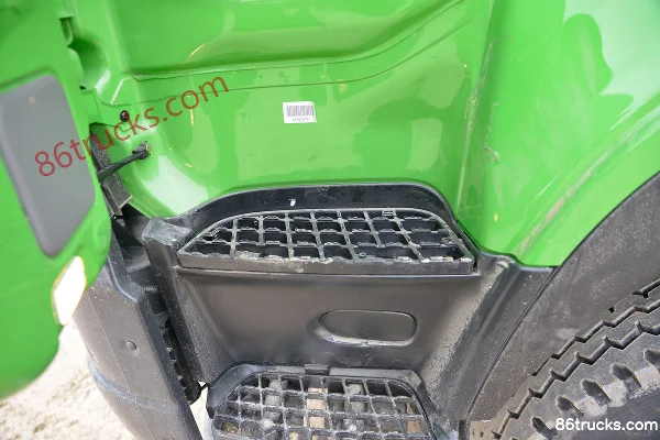 Dongfeng Commercial Vehicle Tianlong KC Heavy Truck 350hp 8X4(12 wheels) 6m dump truck (flat top) Cab (2) | 86Trucks