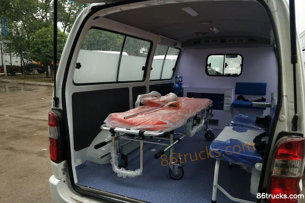 Jinbei XinKuaiYun 116hp 4X2(6 wheels) Ambulance (Chengliwei Brand) Cab (1) | 86Trucks