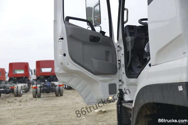 Dongfeng Commercial Vehicle Tianlong KC heavy truck 350 hp 6X4(10 wheels) 5.4m dump truck Cab (2) | 86Trucks