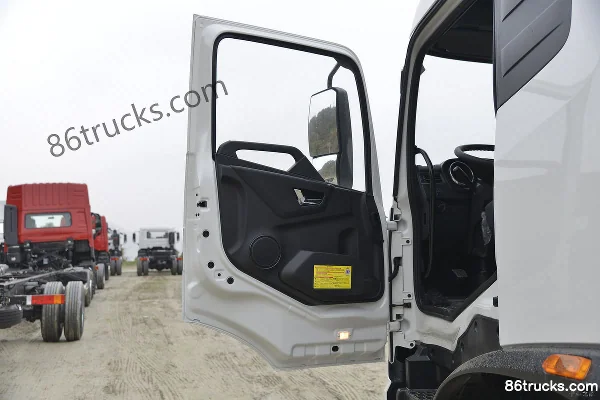 Dongfeng Commercial Vehicle Tianjin KR 230 hp 4X2(6 wheels) Sweeper Truck (Zoomlion Brand) (China VI) Cab (1) | 86Trucks