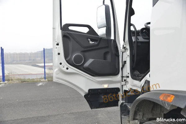 Dongfeng Commercial Vehicle Tianjin KR 4X2(6 wheels) Electric Sweeper Truck (Zhonglian Brand) (ZBH5180TXSEQABEV) Cab (2) | 86Trucks