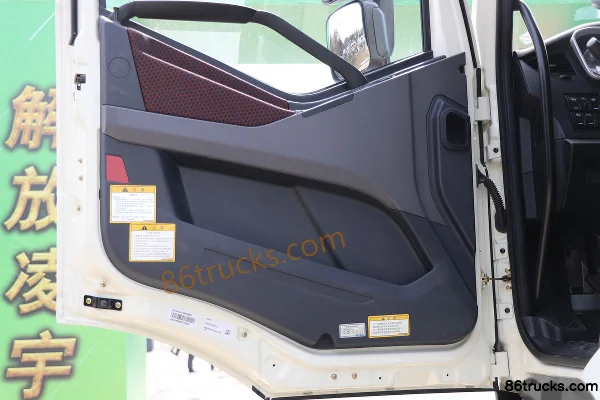 FAW Jiefang J6P camion malaxeur 375 ch 8X4(12 roues) 7,62 m³ (marque Lingyu) Cabine (2) | 86Trucks