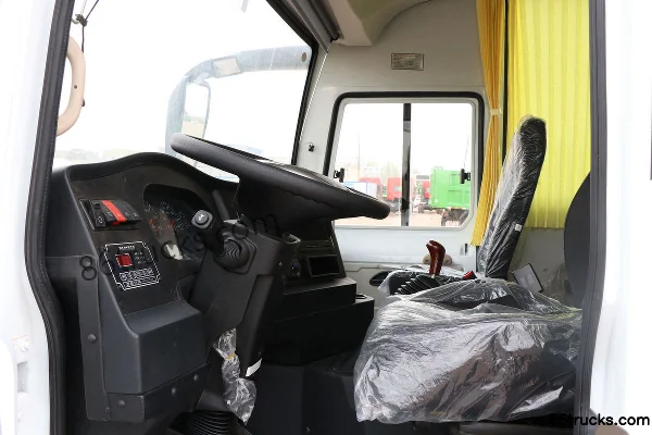 Dongfeng 140 hp 3-seat Box Van (China VI) Cab (3) | 86Trucks