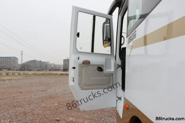 Dongfeng 140 hp 3-seat Box Van (China VI) Cab (1) | 86Trucks