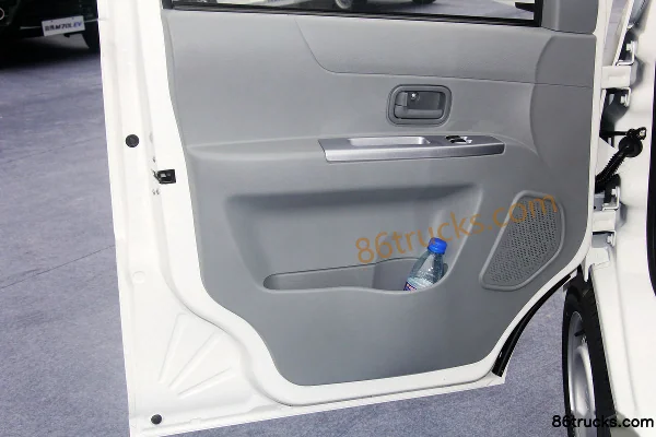 XINLONMA Qiteng N50 Comfort 1.5L 116hp 4X2(6 wheels) 2.7m Single Row Van Truck (China VI) Cab (3) | 86Trucks