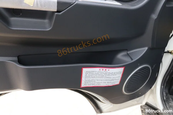 Kama Ruihang X1 2L CNG 122hp 4X2(6 wheels) Mengwo 5-speed 4.02m single-row panel van micro truck Cab (3) | 86Trucks