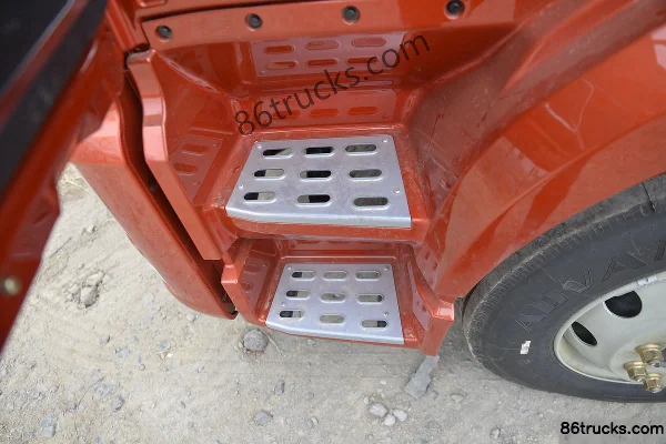 FAW Jiefang J6L Classic Edition 240hp 4X2(6 wheels) 5.8m stake truck (high roof) Cab (3) | 86Trucks