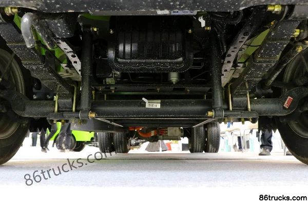 Yutong W3 micro camion 3.5T 4X2(6 roues) benne à ordures à chargement automatique électrique Châssis (1) | 86Trucks