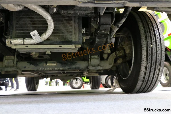 Zhengzhou Yutong W4 light truck 4.5T 4X2(6 wheels) pure electric van garbage truck Chassis (3) | 86Trucks