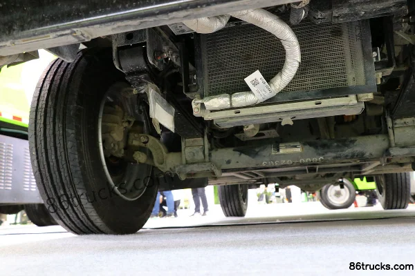 Zhengzhou Yutong W4 light truck 4.5T 4X2(6 wheels) pure electric van garbage truck Chassis (2) | 86Trucks