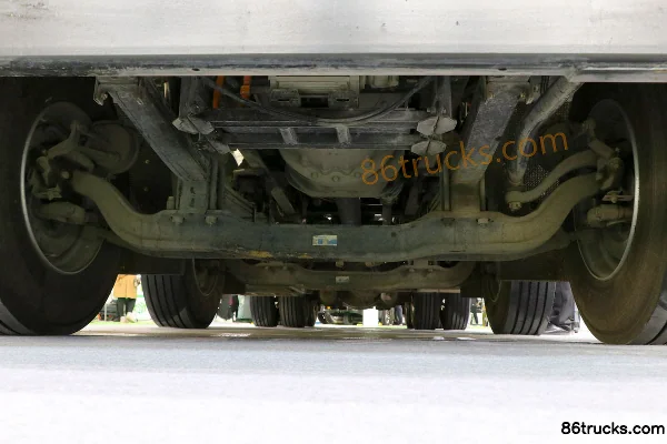 Yutong W32 32T 8X4(12 wheels) Electric Hook Lift Garbage Truck Chassis (1) | 86Trucks