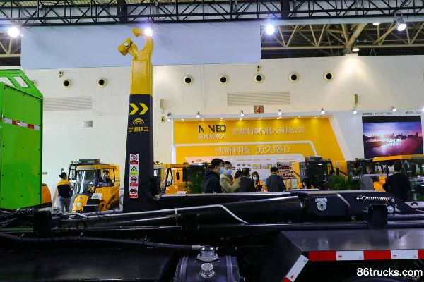 Yutong W32 32T 8X4(12 wheels) Electric Hook Lift Garbage Truck Body (2) | 86Trucks