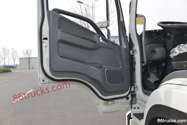 JAC Dewos Q9 220 hp 4X2(6 wheels) 6.78m semi-row side curtain cargo truck (China VI) Cab (2) | 86Trucks