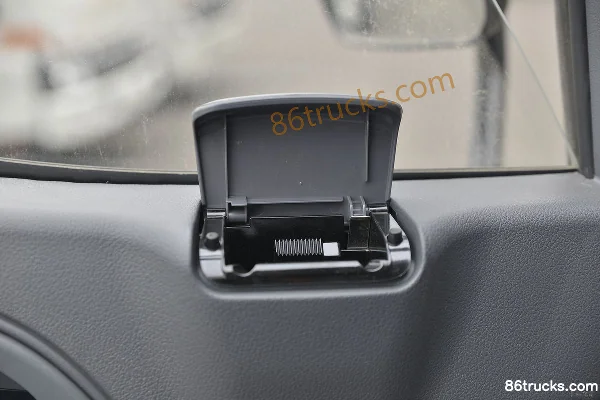 JAC Shuailing E Medium Body 160 hp 4X2(6 wheels) 3.89m semi-row stake-side light truck (China VI) Cab (1) | 86Trucks