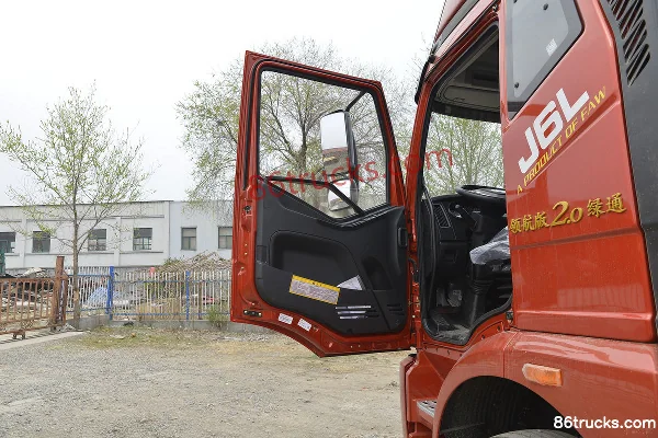 FAW Jiefang J6L Medium Truck Leading Edition 2.0 Green Pass 240hp 4X2(6 wheels) 6.75m barn-type cargo truck Cab (1) | 86Trucks