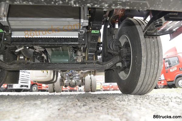FAW Jiefang J6L Medium Truck Leading Edition 2.0 Green Pass 240hp 4X2(6 wheels) 6.75m barn-type cargo truck Chassis (3) | 86Trucks