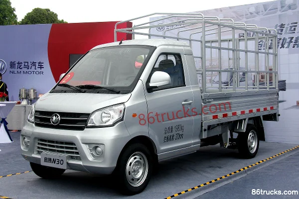 XINLONGMA Qiteng N30 Comfort Type 1.3L 91hp 4X2(6 wheels) 2.8m Single Row Stake Truck (China VI) Exterior (3) | 86Trucks