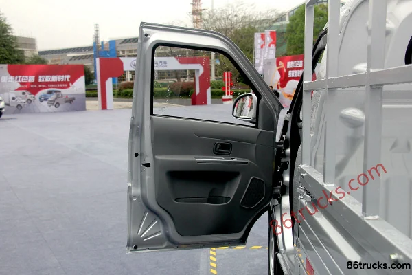XINLONGMA Qiteng N30 Comfort Type 1.3L 91hp 4X2(6 wheels) 2.8m Single Row Stake Truck (China VI) Cab (1) | 86Trucks