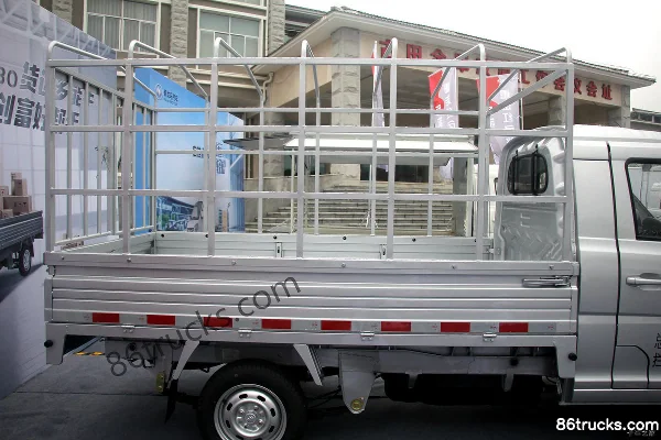XINLONGMA Qiteng N30 Comfort Type 1.3L 91hp 4X2(6 wheels) 2.8m Single Row Stake Truck (China VI) Body (3) | 86Trucks