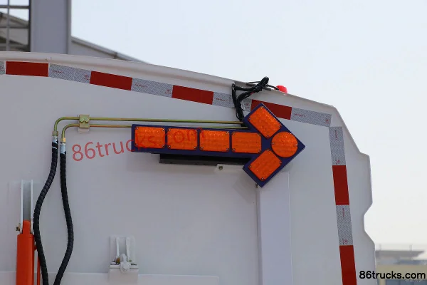 Yuejin FC500 4X2(6 wheels) fuel cell washing and sweeping truck (Fulong Continental) Body (3) | 86Trucks