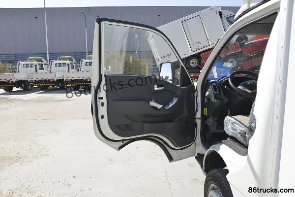 Kama Ruihang X1 113 hp 4X2(6 wheels) 3.6m Refrigerated Truck Cab (1) | 86Trucks