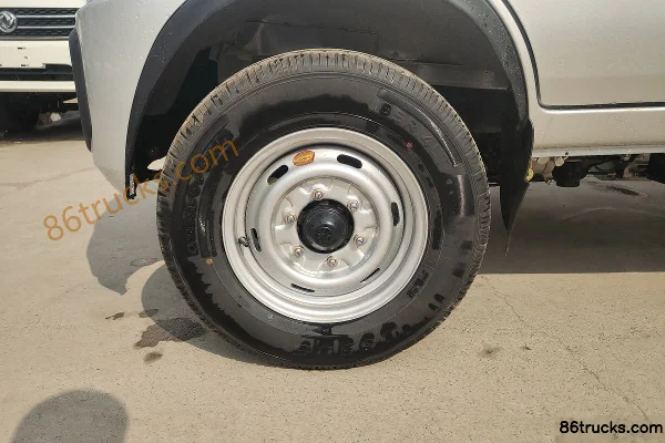 Dongfeng Xiaobawang W08 1.3L 91 hp 4X2(6 wheels) 2.5m Double Row Flatbed Small Truck (China VI) Chassis (1) | 86Trucks
