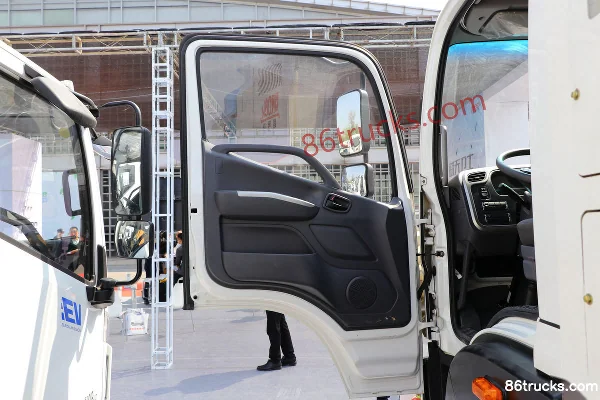 Foton Auhang 4X2(6 wheels) pure electric washing-sweeping truck (Proloco) Cab (1) | 86Trucks