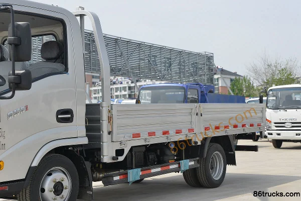 Ouling Jinlika II Luxury Edition 127hp 4X2(6 wheels) 3.8m cab-chassis flatbed light truck (China VI) Body (1) | 86Trucks