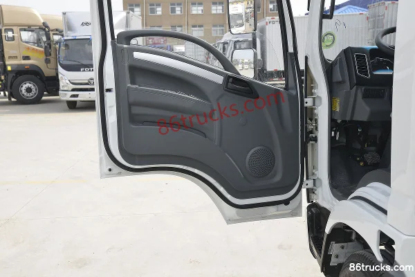 Tangjun Ouling T3 Series 116hp 4X2(6 wheels) 4.15m single-row stake truck light truck Cab (2) | 86Trucks