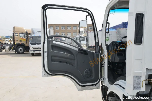 Tangjun Ouling T3 Series 116hp 4X2(6 wheels) 4.15m single-row stake truck light truck Cab (1) | 86Trucks