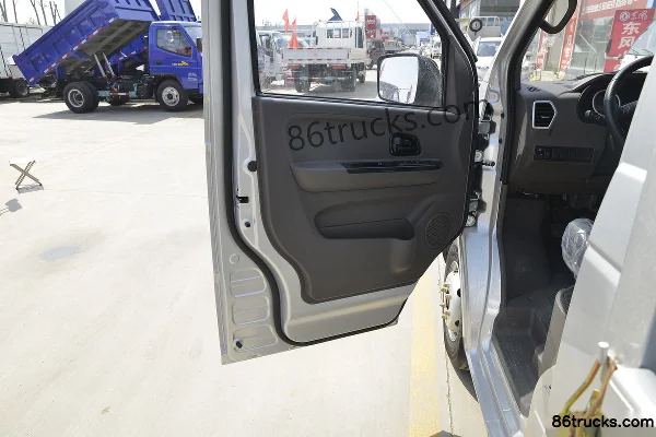 Dongfeng Xiaobawang W18 1.6L 122 hp 4X2(6 wheels) 3.3m single-row flatbed micro truck (China VI) Cab (2) | 86Trucks