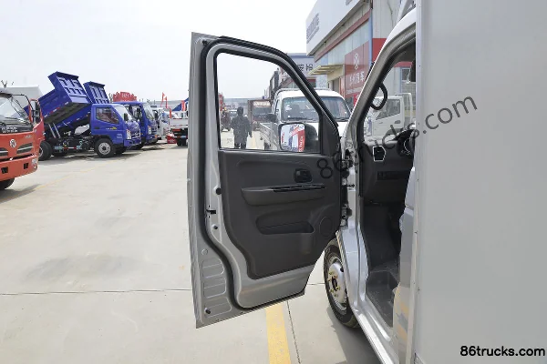 Dongfeng Xiaobawang W18 1.6L 122 hp 4X2(6 wheels) 3.7m Single Row Van Mini Truck (China VI) Cab (1) | 86Trucks