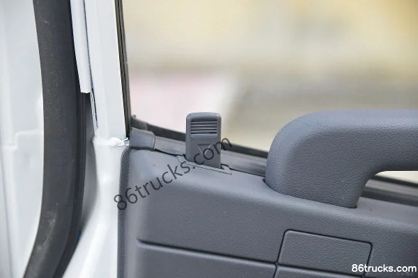Dongfeng Little King W15 102 hp 4X2(6 wheels) 4.05m Single Row Van Mini Truck Cab (3) | 86Trucks