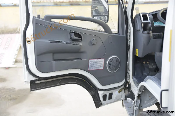 Dongfeng Little King W15 102 hp 4X2(6 wheels) 4.05m Single Row Van Mini Truck Cab (2) | 86Trucks