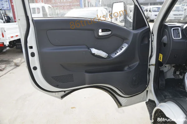 Dongfeng Xiaobawang W17 2.0L 133hp 4X2(6 wheels) Gasoline 2.7m Double Row Van Light Truck (China VI) Cab (2) | 86Trucks