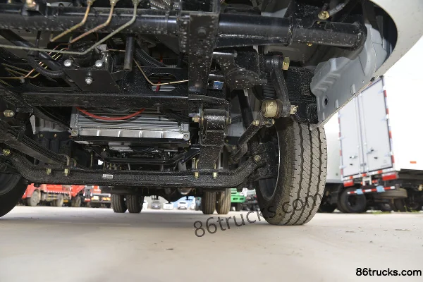 Dongfeng Xiaobawang W17 2.0L 133hp 4X2(6 wheels) Gasoline 2.7m Double Row Van Light Truck (China VI) Chassis (3) | 86Trucks