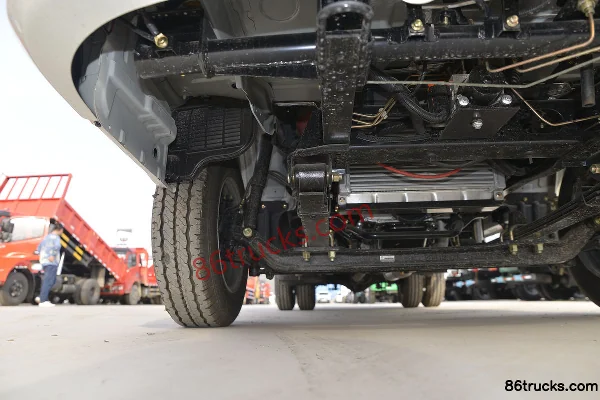 Dongfeng Xiaobawang W17 2.0L 133hp 4X2(6 wheels) Gasoline 2.7m Double Row Van Light Truck (China VI) Chassis (2) | 86Trucks