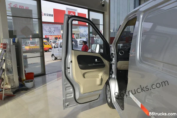 Changan véhicules légers Ruixing M80 2019 confort 116 ch 2 places 1,5L essence toit plat portes battantes fourgon fermé (China VI) Cabine (1