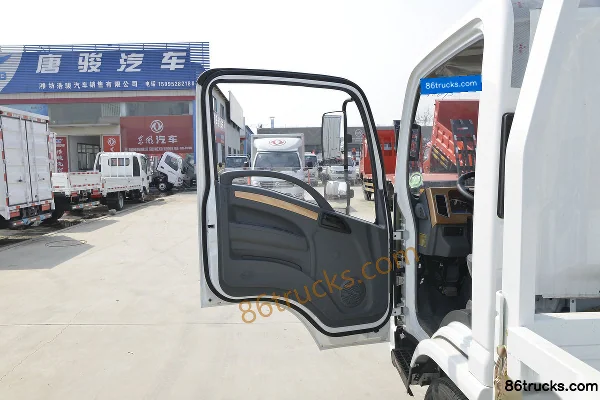 Ouling Jinlika II Luxury Edition 129 hp 4X2(6 wheels) 3.7m Single Row Stake Light Truck (China VI) Cab (1) | 86Trucks
