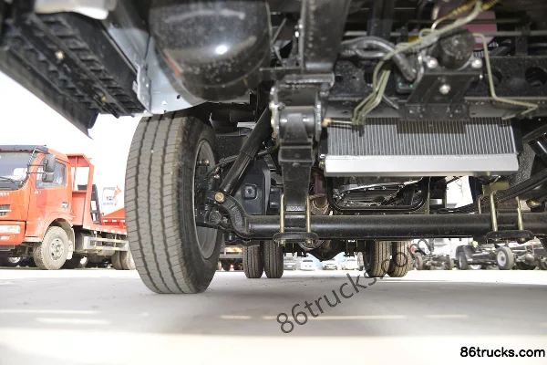 Ouling Jinlika II Luxury Edition 129 hp 4X2(6 wheels) 3.7m Single Row Stake Light Truck (China VI) Chassis (2) | 86Trucks