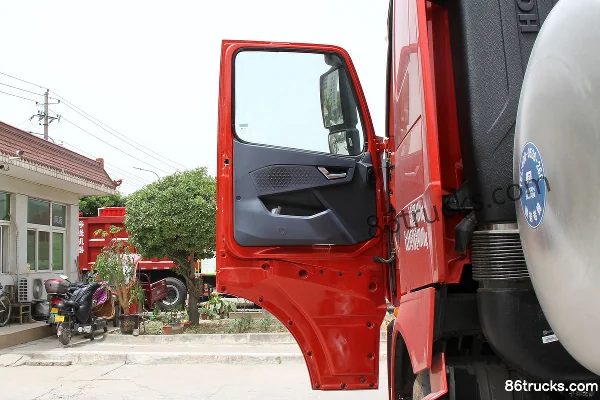 Sinotruk HOWO TH7 Heavy Truck 460 hp 6X4(10 wheels) LNG Tractor Truck (China VI) Cab (1) | 86Trucks