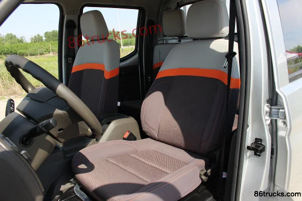 Dongfeng C72 LV1 Chaoniu Extended Version 2.0L 142hp 4X2(6 wheels) 2.6m Double Row Flatbed Light Truck (China VI) Cab (3) | 86Trucks