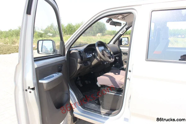 Dongfeng C72 LV1 Chaoniu Extended Version 2.0L 142hp 4X2(6 wheels) 2.6m Double Row Flatbed Light Truck (China VI) Cab (1) | 86Trucks