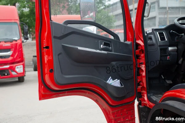 Dongfeng Duolika D7 Ruineng Edition 170 hp 4X2(6 wheels) 5.18m Semi-Row Flatbed Light Truck (8-Speed) Cab (2) | 86Trucks