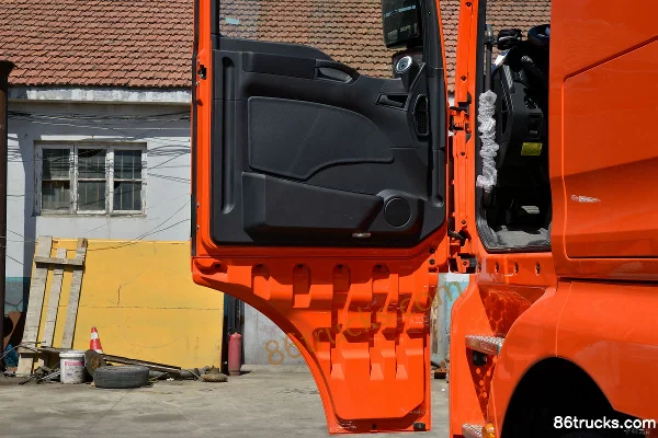 Sinotruk Sitrak G7 Heavy Truck 460 hp 8X4(12 wheels) 9.52 m Flatbed Cargo Truck Cab (2) | 86Trucks